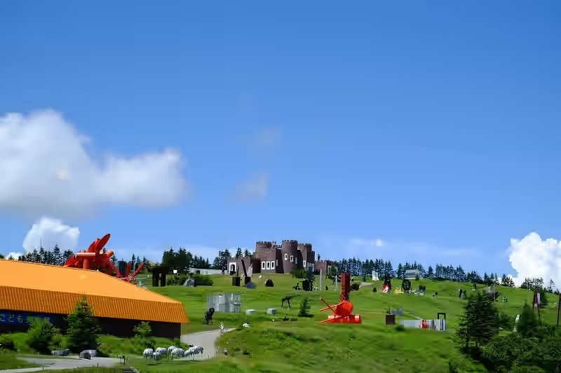 野外彫刻を楽しめる「美ヶ原高原美術館」に隣接し、アート散策もおすすめです