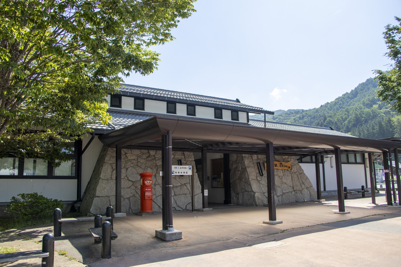 標高920mで温泉と夏季限定プールも(画像提供:3Pac / PIXTA)
