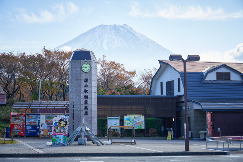雄大な富士山の麓(ふもと)に位置する道の駅(画像提供:kohta65 / PIXTA)