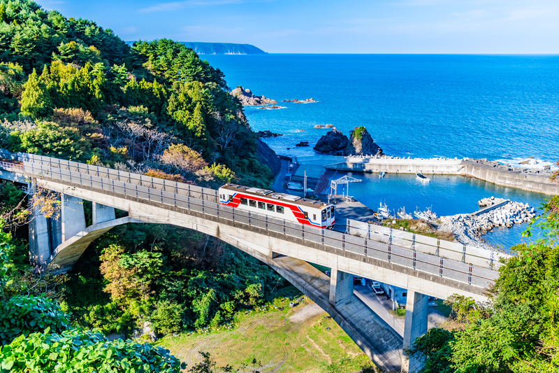 三陸鉄道 太平洋をバックに大沢橋梁を渡る列車(画像提供:denkei/PIXTA)