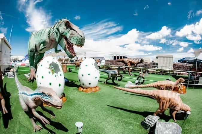 場内の恐竜達は、触れたり、写真を撮ったり、自由に遊べるようになっていて、来場者の探求心をくすぐります!