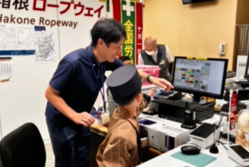 体験ツアーの様子(ロープウェイ駅係員体験イメージ)