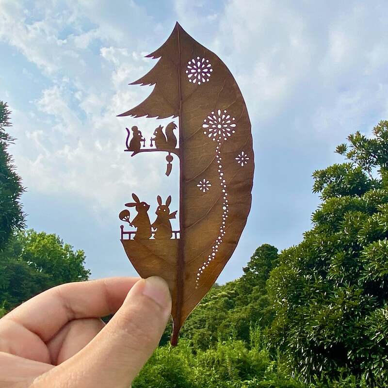 作品世界に入り込めるフォトスポットと葉っぱ切り絵展示