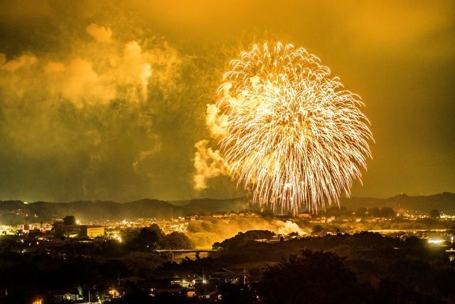 「大島の火まつり」と一緒に楽しめる花火大会です