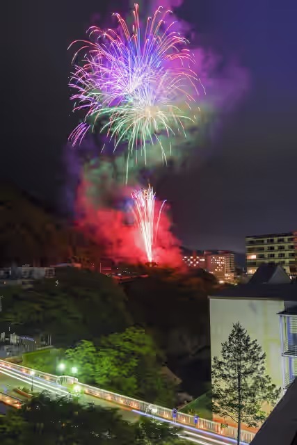 間近に見える大迫力の花火は必見!