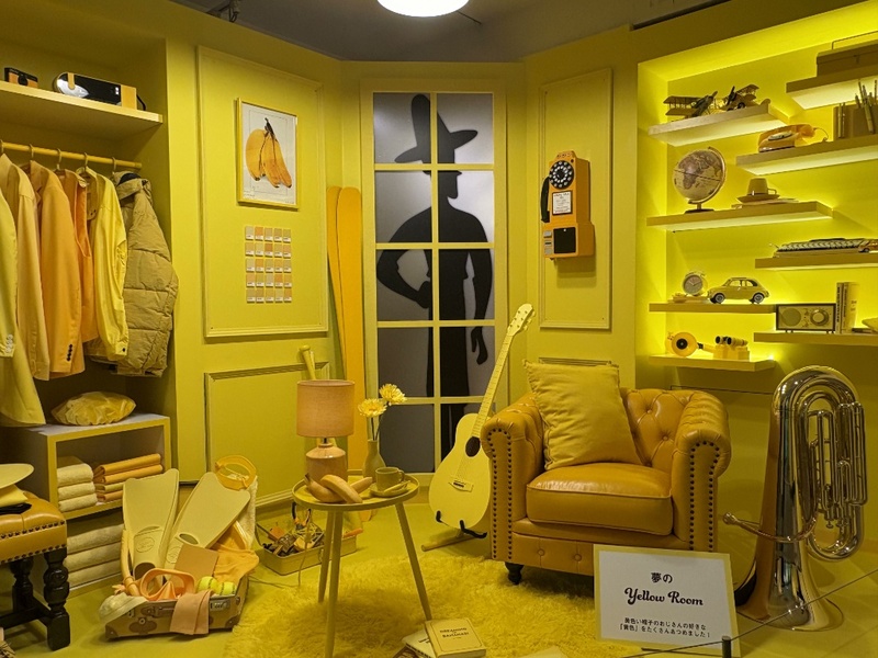 おじさんのこだわりが詰まった空間「夢のYellow Room」は、家具やアイテム、チューバまで全部黄色で統一されています