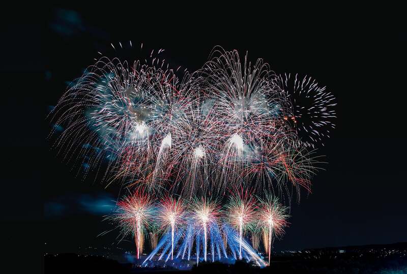 真夏の夜空に打ち上げられる3,000発の花火