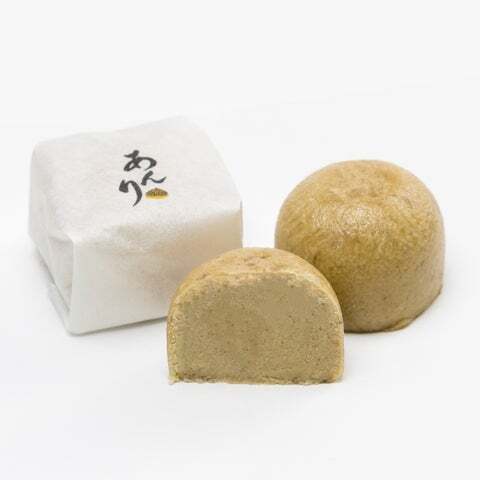 国産栗を混ぜ込んだ白あんを薄皮で包んでいる
