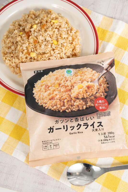 ファミマルKITCHEN「ガツンと香ばしいガーリックライス」パッケージ