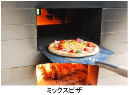 石窯で焼き上げるミックスピザ(2,000円、土日祝日扱い日限定)