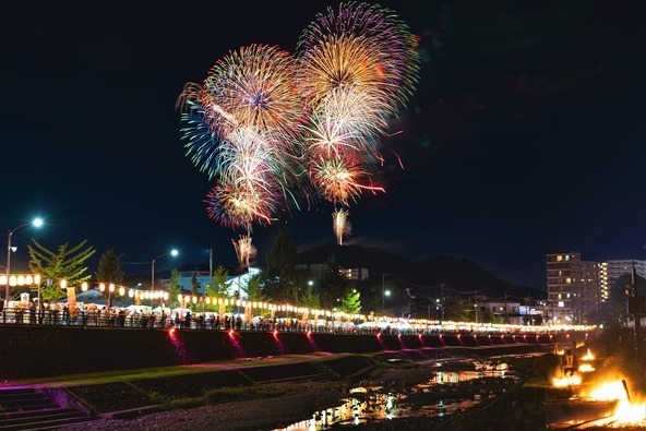 山頂から打ち上がる花火で、市内のどこからでも観賞できます