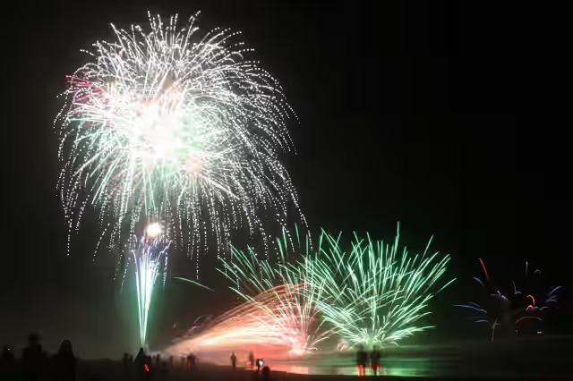砂浜でゆったり花火を見上げませんか?