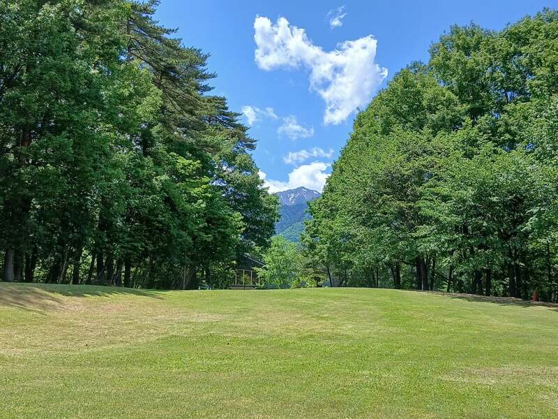 北アルプスの山々を望む国営アルプスあづみの公園の風景