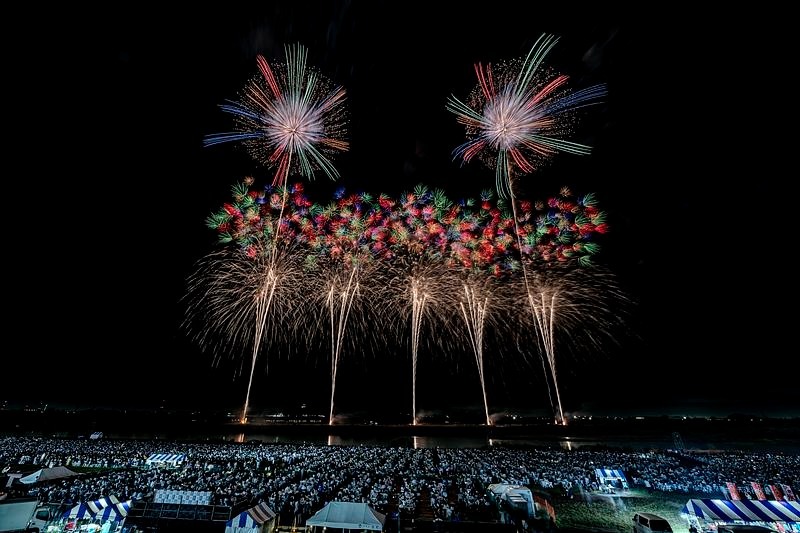 音楽と花火がシンクロ! 4大花火師による夢の共演が楽しめます