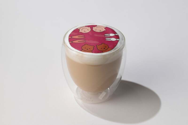 にんげんっていいなラテ(抹茶・エスプレッソ) 990円(全2種デザイン・ランダム提供)