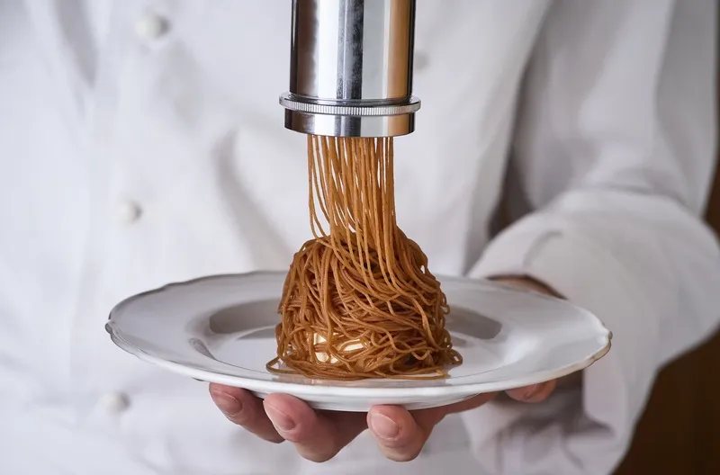 さくっと焼き上げたメレンゲに、生クリームとマロンのペイストを絞り出す「絞りたてモンブラン」
