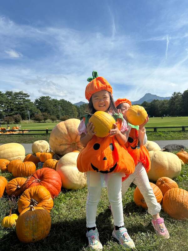 仮装した子供たちが会場内を練り歩く仮装行列の様子
