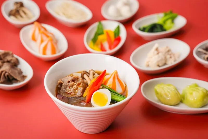 好みのトッピングに、ピリ辛のスープをかけたらオリジナル麻辣湯の完成!