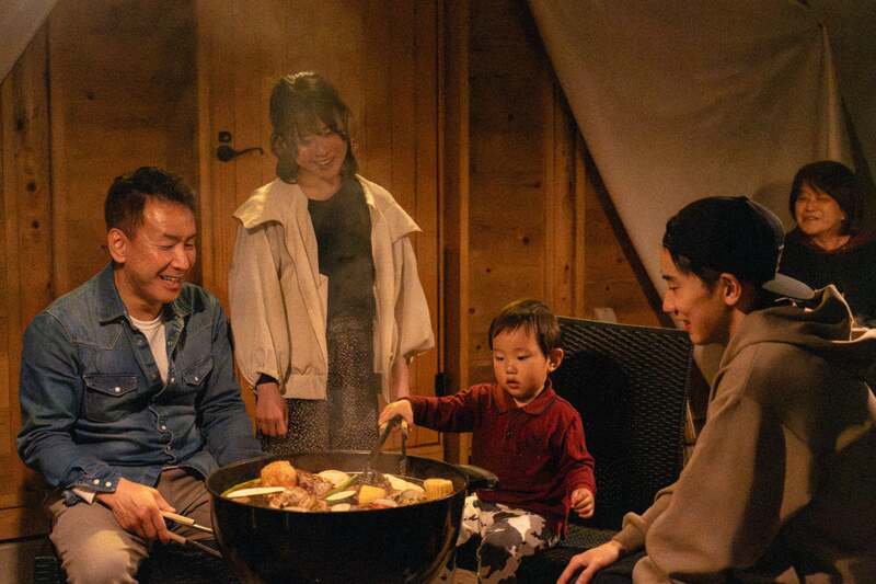 宍粟牛ステーキや鮎など旅先ならではの食材が並ぶBBQ