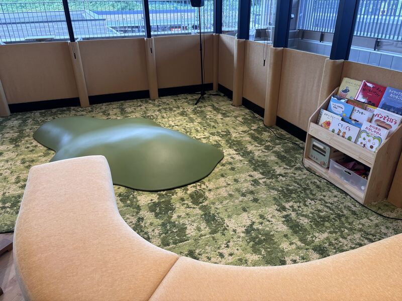 キッズスペースには、絵本やふわふわドームのような遊具もあります