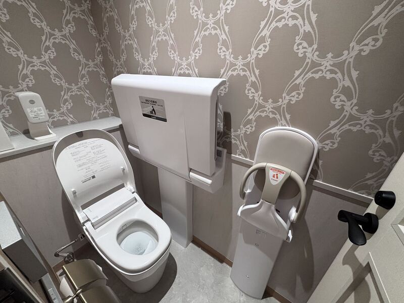 カフェには3つのトイレがあり、すべての個室に乳幼児用専用チェアが設置されています