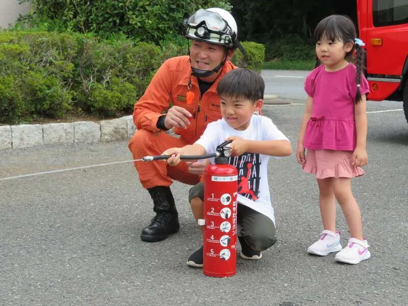 水消火器を使った消火器体験会の様子