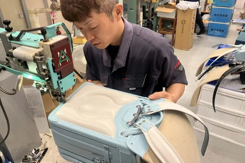 ミニランドセルを制作するランドセル職人の仕事