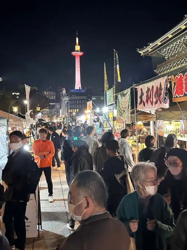 東本願寺前「お東さん広場」に広がる京都夜市の賑わい