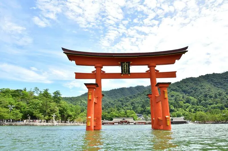 世界遺産・嚴島神社と大鳥居。京都夜市の姉妹夜市「宮島夜市」が開かれる地から、宮島観光協会が京都へ