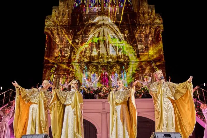 クリスマスソングが響くナイトショー「メロディー・オブ・クリスマス」