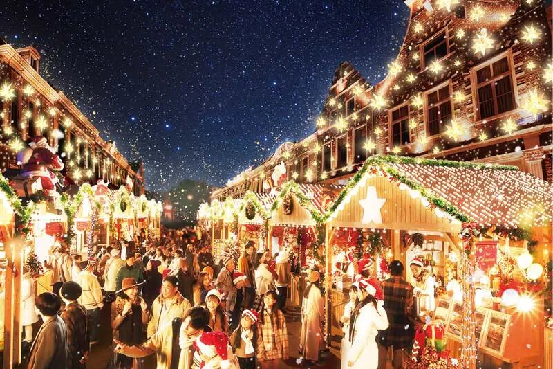 温かな光に包まれた屋台が並ぶクリスマスマーケット