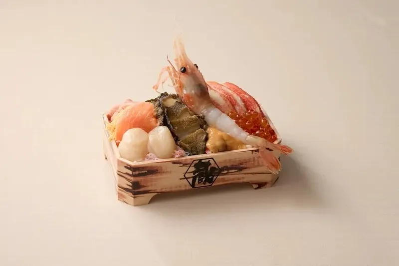 魚と肉と北海道 蔵のジャンボボタンエビと蝦夷アワビの海鮮贅沢弁当
