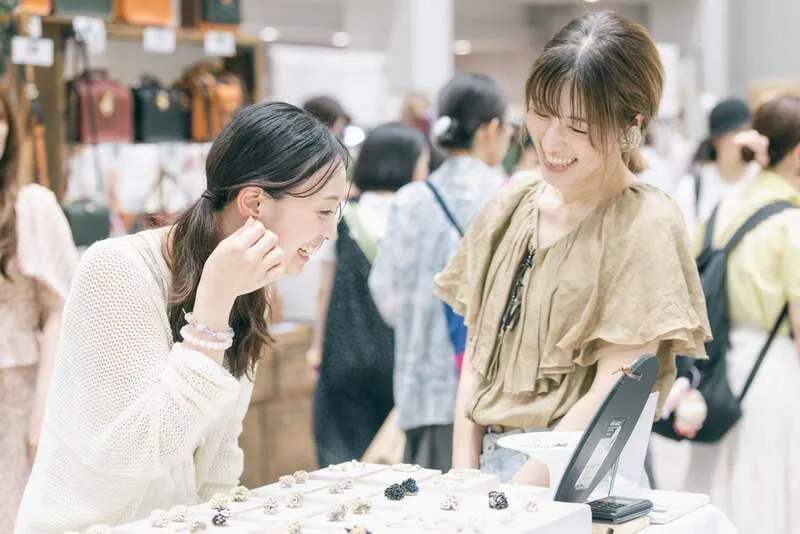 ハンドメイド作品が並ぶマーケットエリアの様子