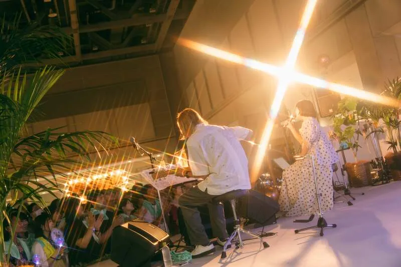 音楽ステージやライブパフォーマンスが楽しめるエリア