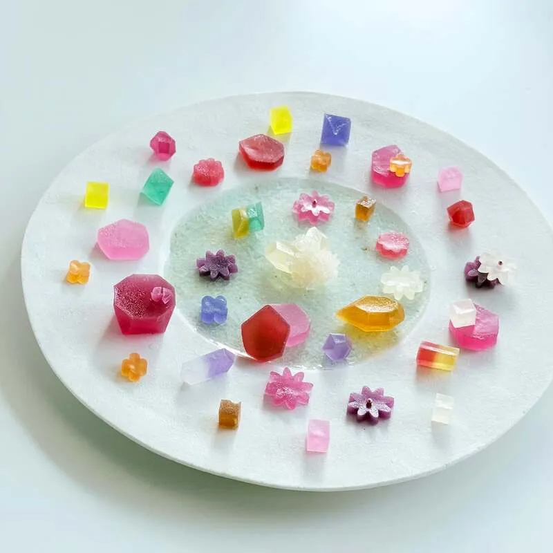秋の花々と鉱物をモチーフにした限定デザインの琥珀糖