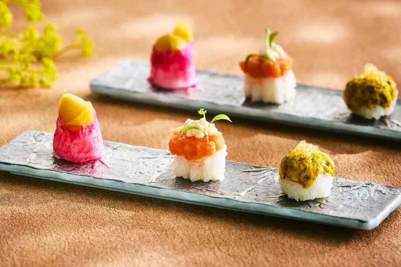 金木犀をイメージした菊花を用いた「FALL FLOWERS SUSHI」