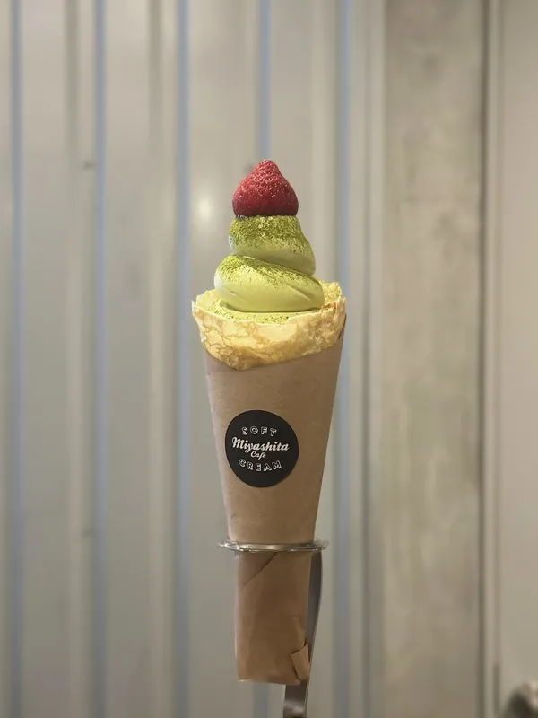 八女抹茶ソフトといちごを合わせた「抹茶スペシャル」