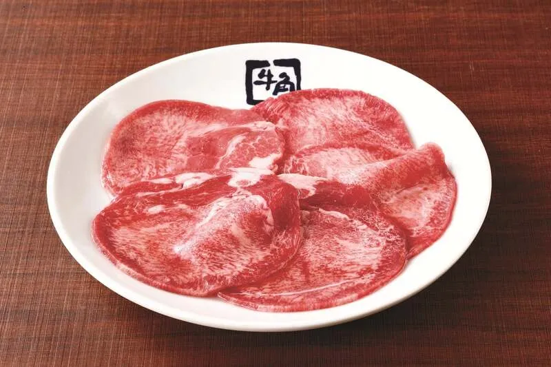 秘伝の塩だれで味付けした「牛角タン塩」