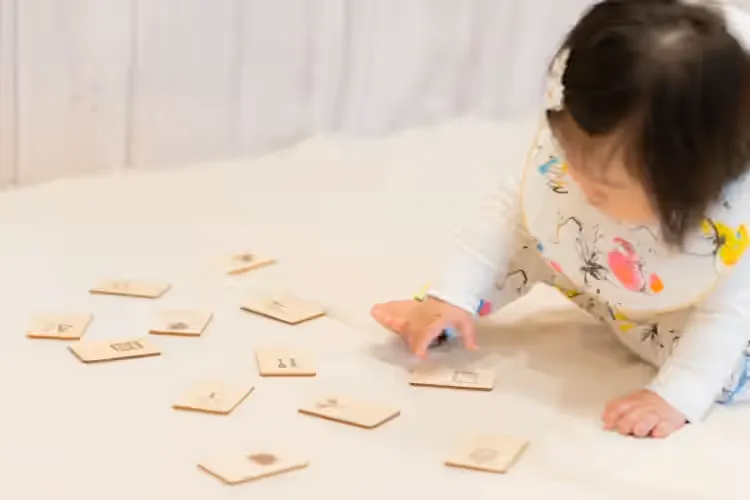 「選び取り」は1歳の誕生日にさまざまなアイテムを並べて最初に手にしたもので将来の職業や才能、性格を占う日本の伝統行事