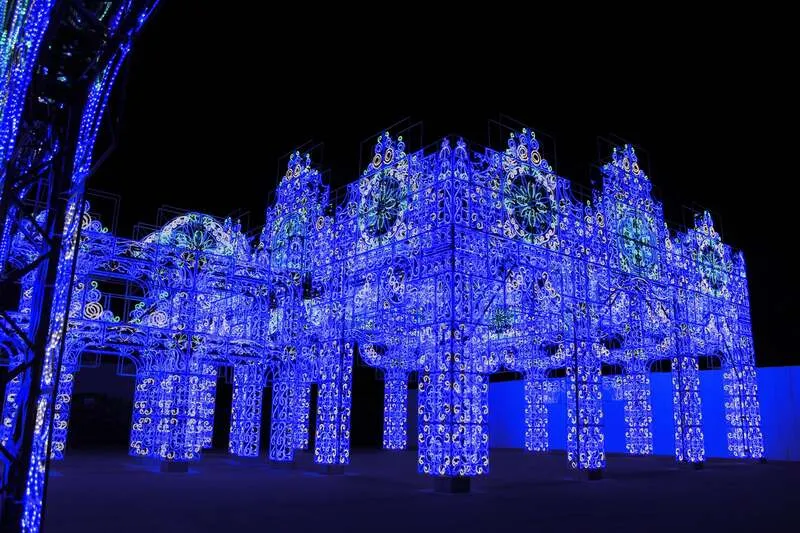 マリンブルー一色の「青の宮殿」イルミネーション