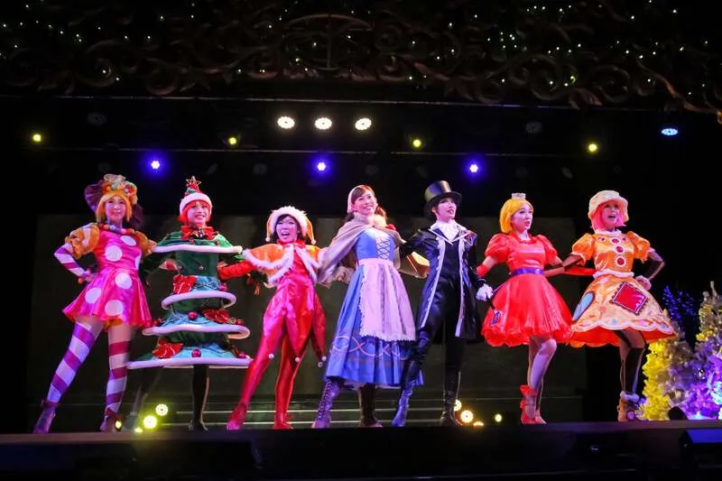 プロジェクションマッピング・ダンス・サーカスアクトが融合したクリスマスショー「ホーリークリスマス」(2027年1月3日まで)