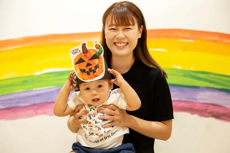 ハロウィンかぼちゃの帽子を作る工作ワークショップの様子