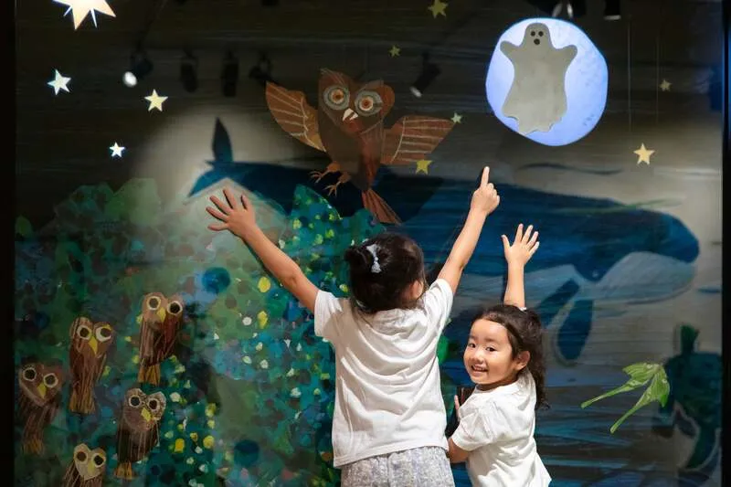 パーク内でおばけを探す「季節のかくれんぼ」の様子
