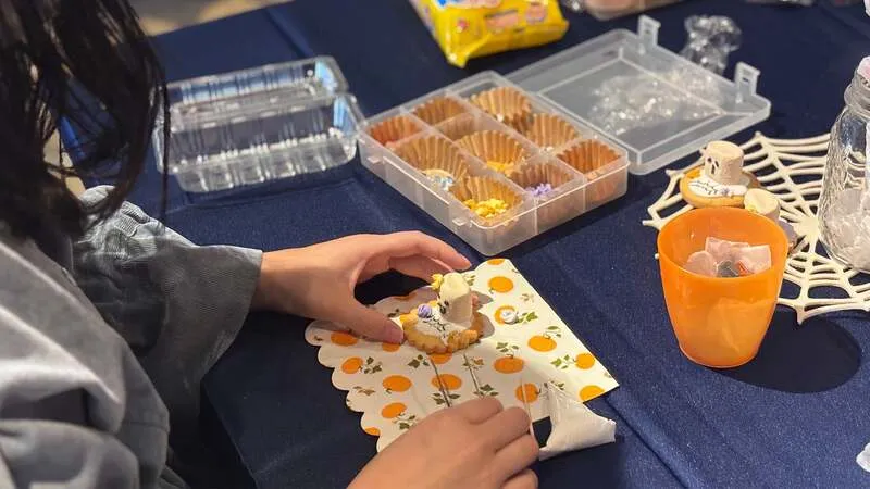 ハロウィン限定デザインのアイシングクッキー作り体験の様子