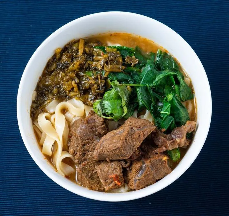 濃厚スパイシーなスープの牛肉麺(ニューローミェン)