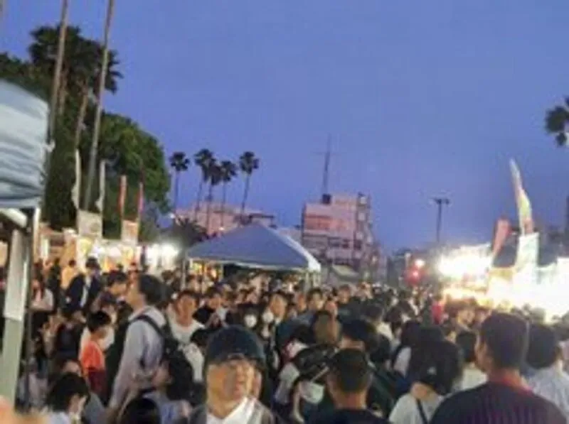 夜間の全肉祭会場の様子