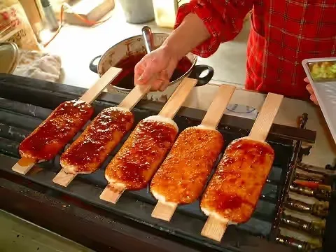 道の駅内の加工場で作った長者味噌を活かした自慢の「五平餅」