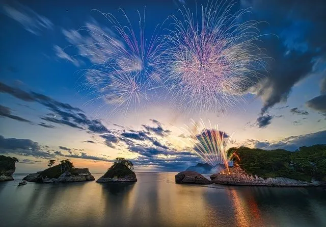 夕映えの花火(写真はイメージ)