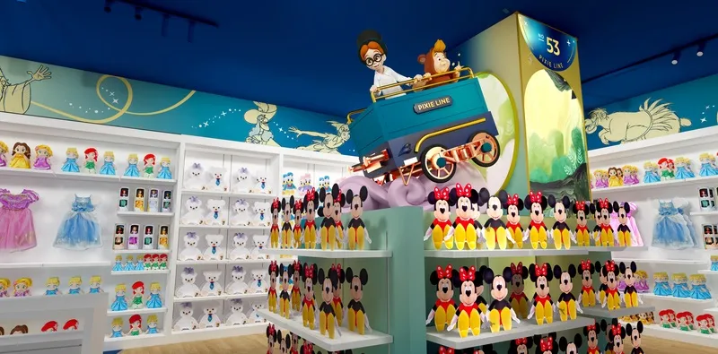 店内イメージ:魔法の鏡から飛び出した蒸気機関車に乗ったディズニーキャラクター (C)Disney