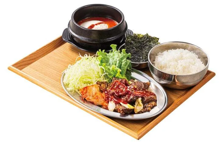 甘辛カルビとキムチがのった定食スタイル